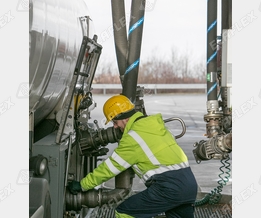 Terminal / gantry: 'Polypal Oil' hose assemblies for bottom loading of road tankers